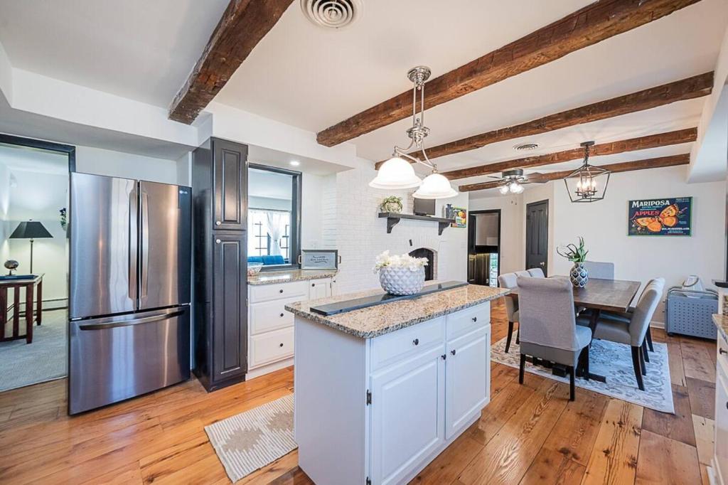 Clean & Spacious Modern Farmhouse, Reisterstown