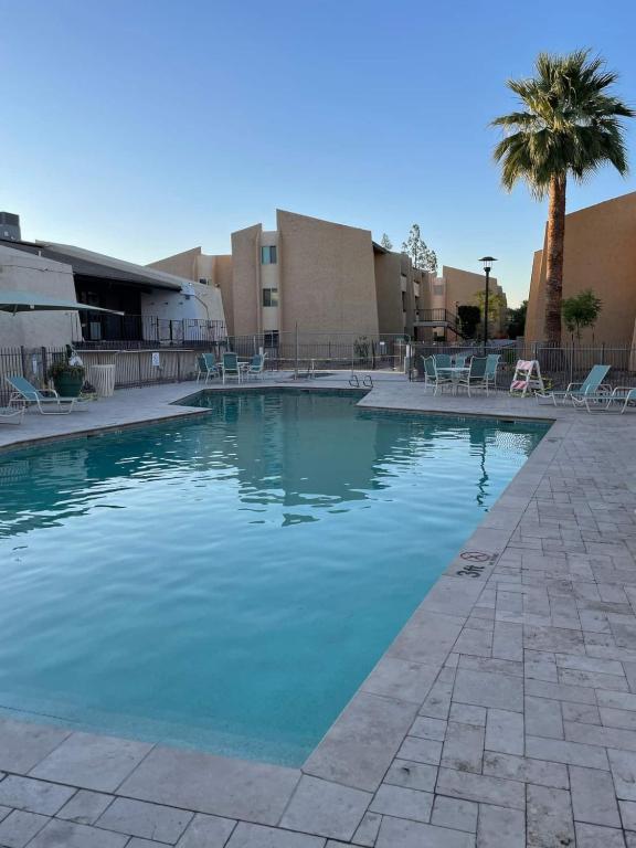 Luxe, 2br Old Town Condo Wpatio, Pool, & Parking, Scottsdale
