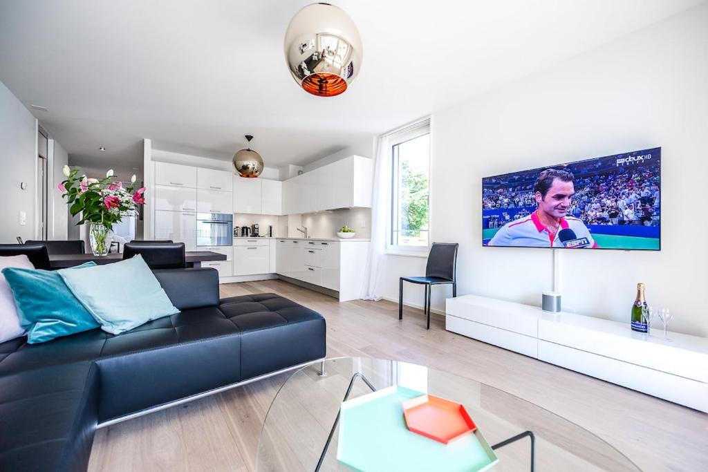 Modern Montreux 2 Bedroom Apartment - Lake View - 3