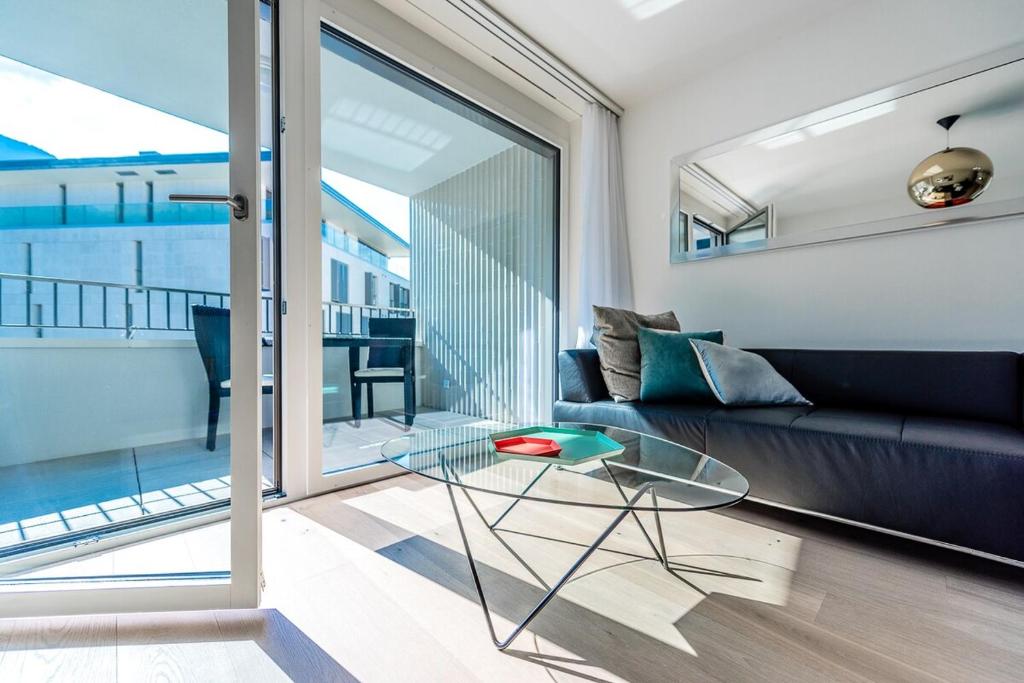 Modern Montreux 2 Bedroom Apartment - Lake View - 2
