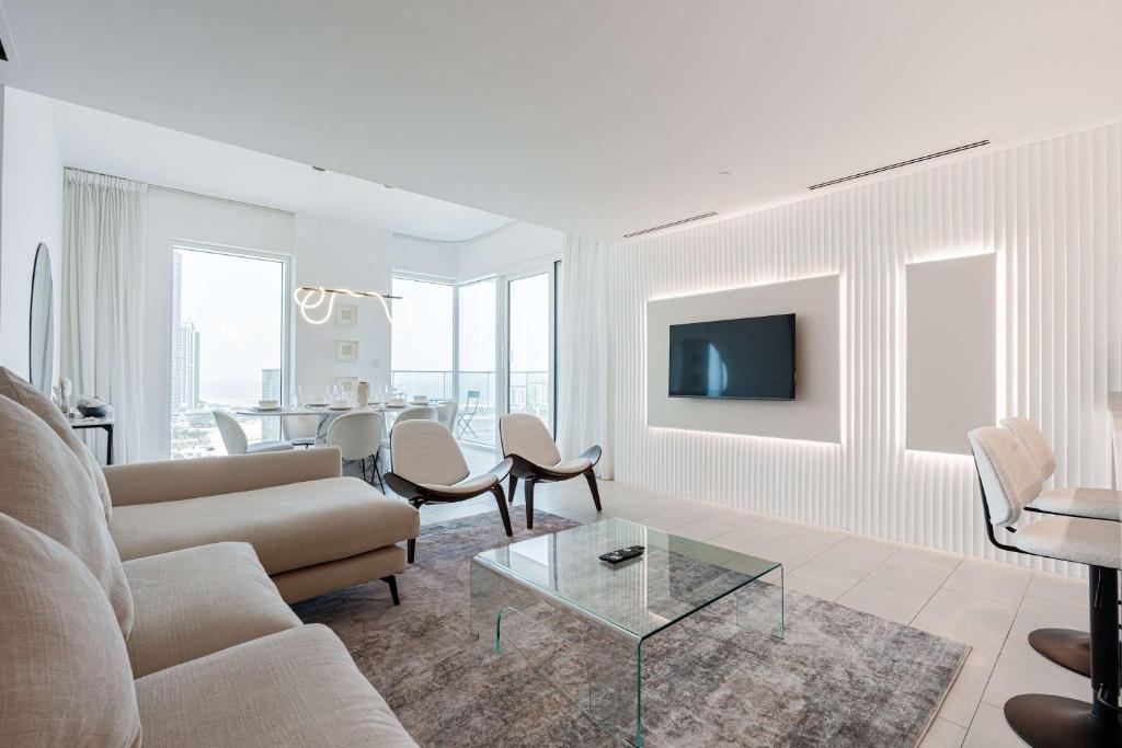 TRPS - La Vie, Jumeirah Beach Residences - 2BR Beachfront Residence - Furnished with Direct Private Beach Access, Dubái