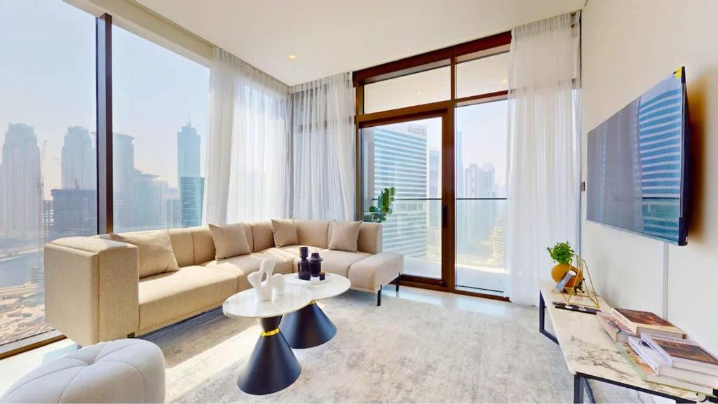 TRPS - Peninsula Five, Business Bay - Stylish 1BR - Canal & Burj Khalifa Views, Dubaï