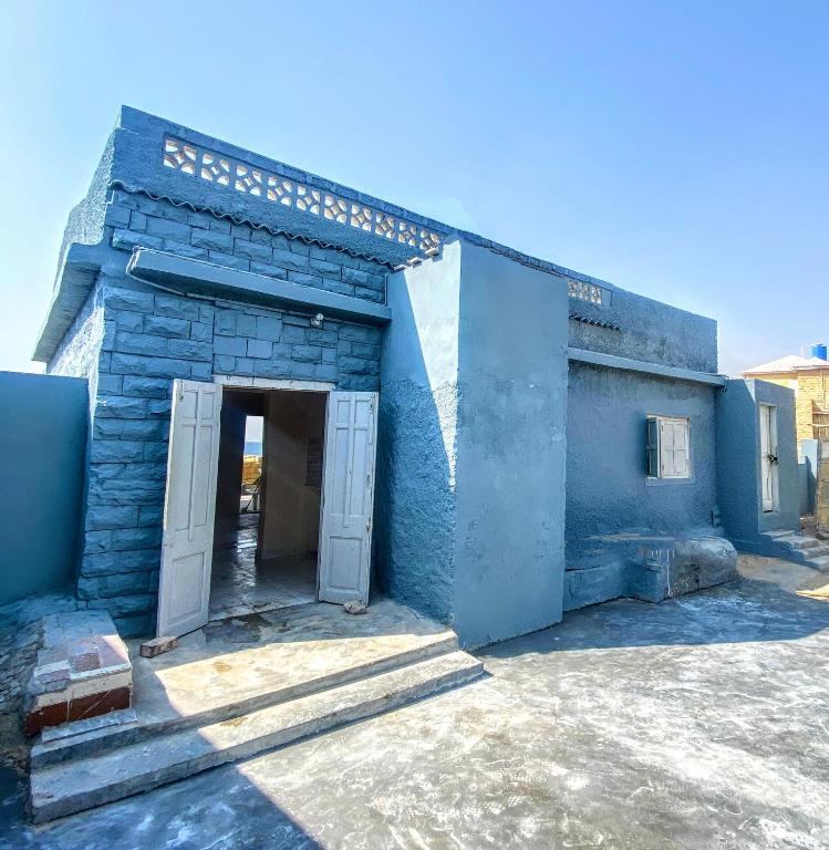 Beach Hut 86, Karaczi