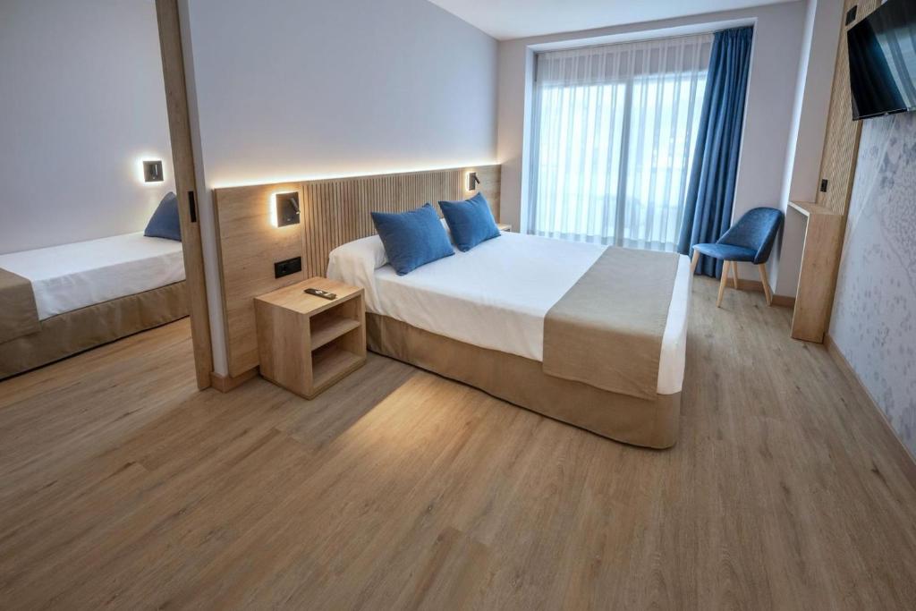 Hotel Mar Blau — Hotel rooms in Calella, Catalonia