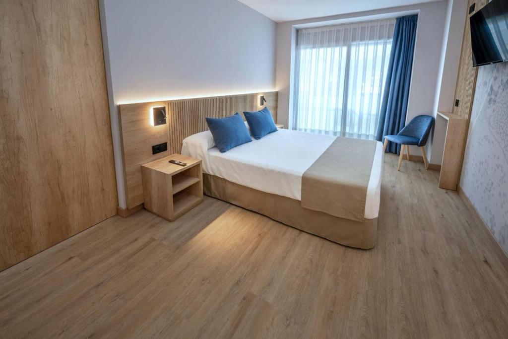 Hotel Mar Blau — Hotel rooms in Calella, Catalonia