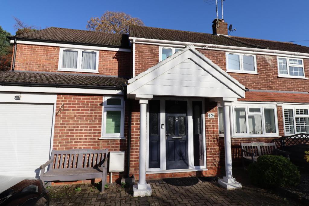 Spacious 4-Bedroom House in Winkfield, Windsor