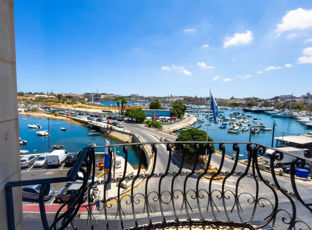 Cosy Apartment with Valletta and Harbour Views, Sliema
