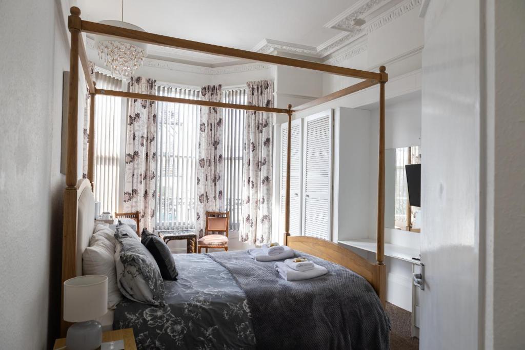 Guestroom, Carlton House Guesthouse in Scarborough