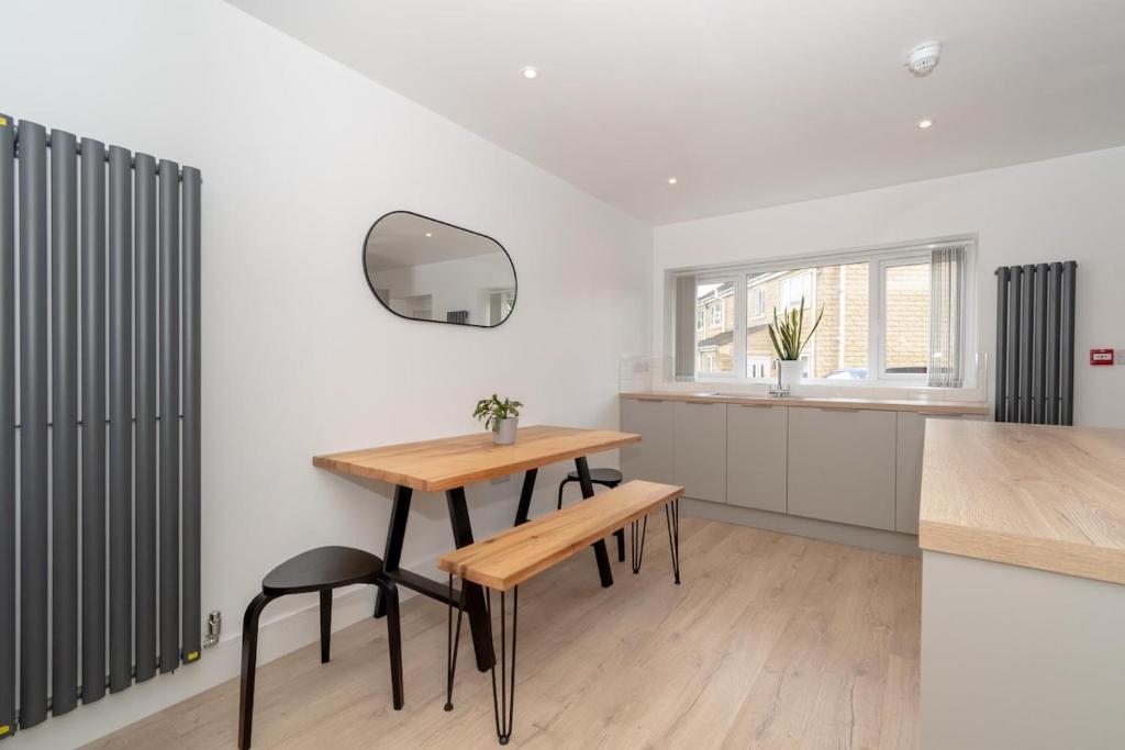 Modern 6 bedroom property, Huddersfield