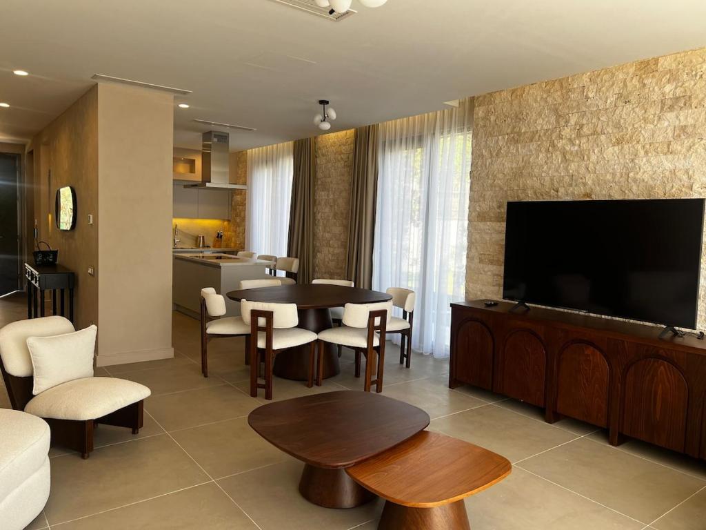Stylish 4BR Villa with Pool near Porto Novi - 1