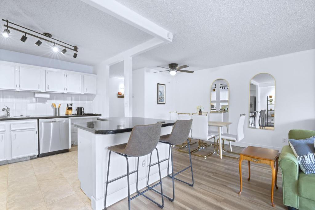 Stylish Suite at Stampede w Free Parking and AC, Calgary