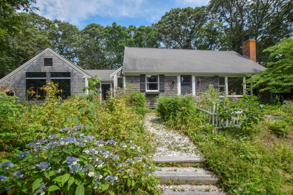 5 Min drive to National Seashore beaches and private backyard, Eastham