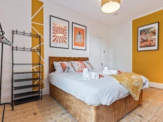 Modern 5-Bedroom Home for Families, Accommodates 10, Secure Parking, Fast Wi-Fi, Bristol