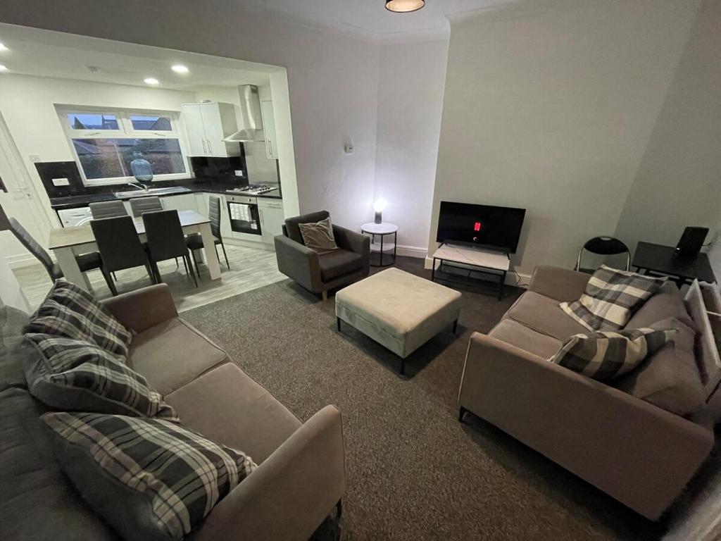 Modern Five Bed Long Stays and Contractors Welcome, Burnley