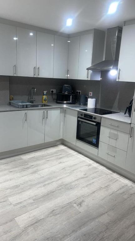 Modern Studio Near Heathrow, Tube and Hounslow High Street, Hounslow