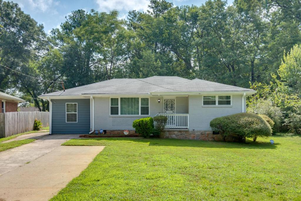 Inviting Home with Backyard 8 Mi to Dtwn Atlanta!, Atlanta