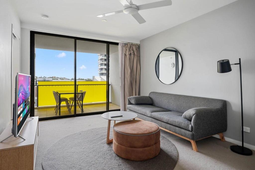 54Q Abnb-Style Apt Discover Riverside Bliss with Pool and Free Parking near Portside, Brisbane