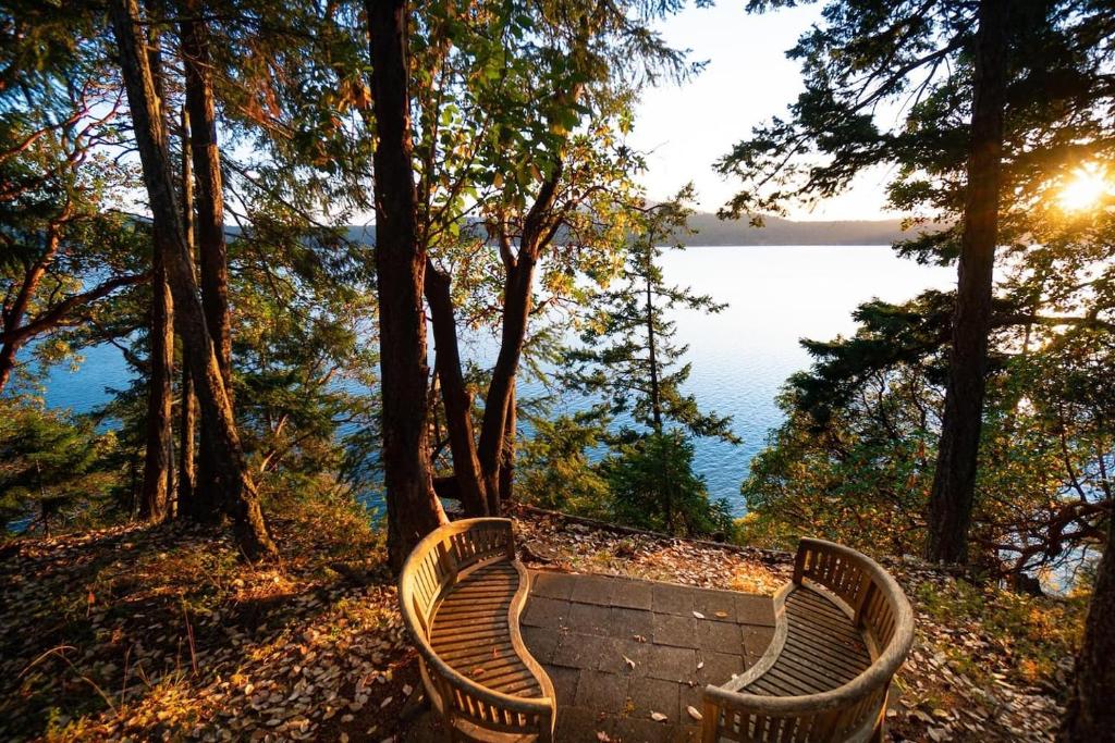 Magical Beachfront, Hot Tub, Private, Spacious, Eastsound