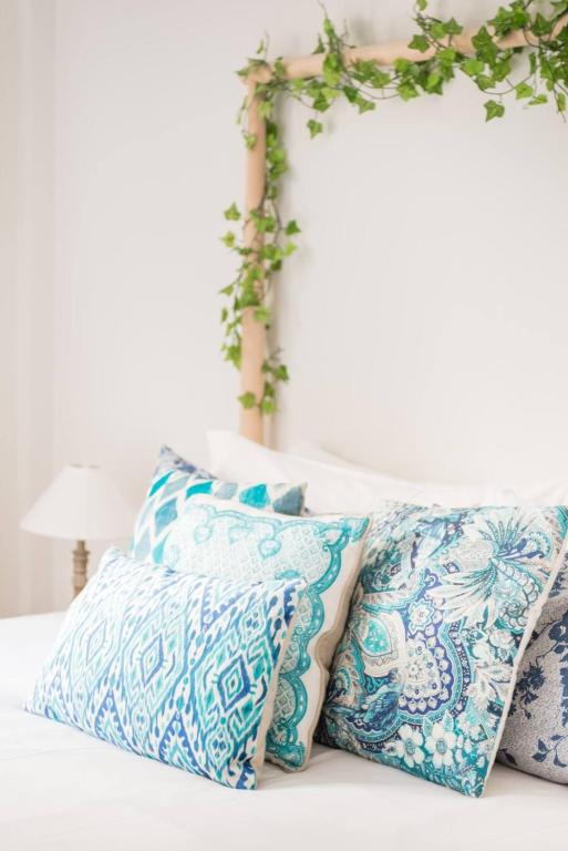Charming Apartment With Vibrant Accents - 5
