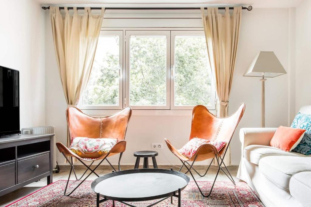 Charming Apartment With Vibrant Accents - 2