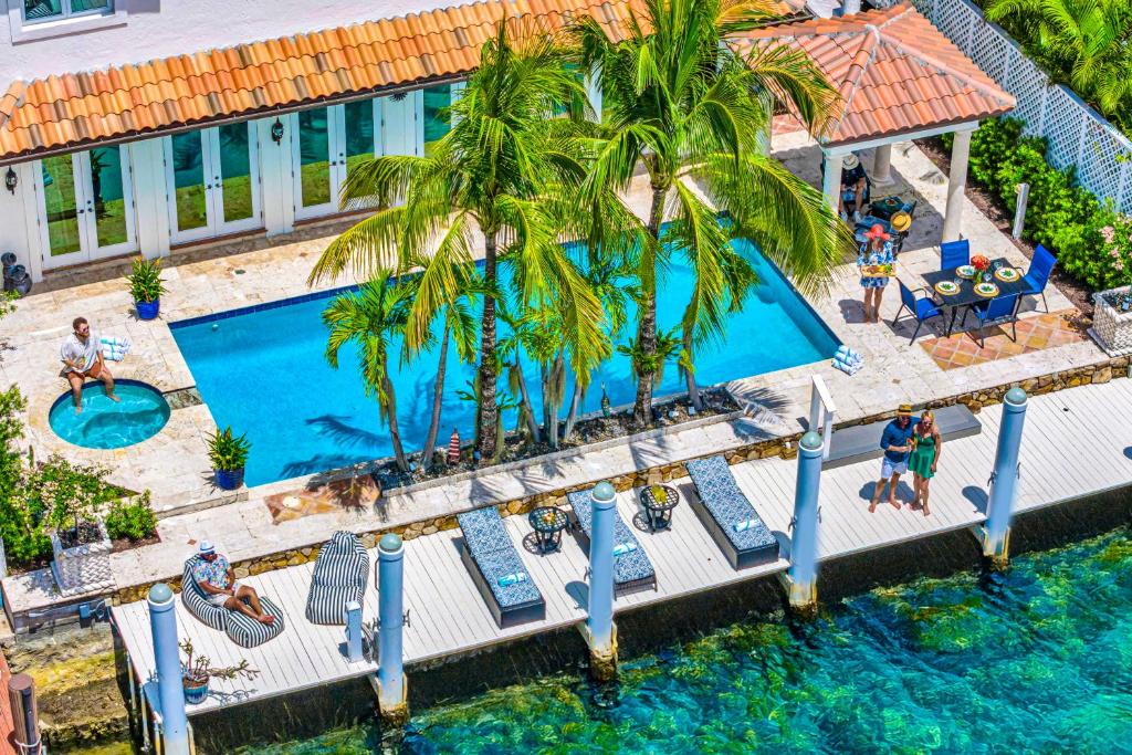 Waterfront Close to Beach Heated Pool Canal View Access Poinciana Key VlLLAS, Fort Lauderdale