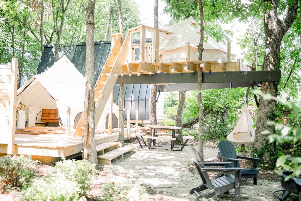 The Lookout Bunk, Fredericktown