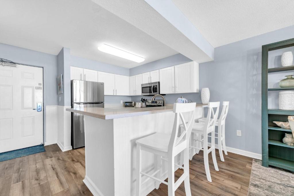 Kitchen, Pelican Beach Resort by Colasan in Destin (FL)