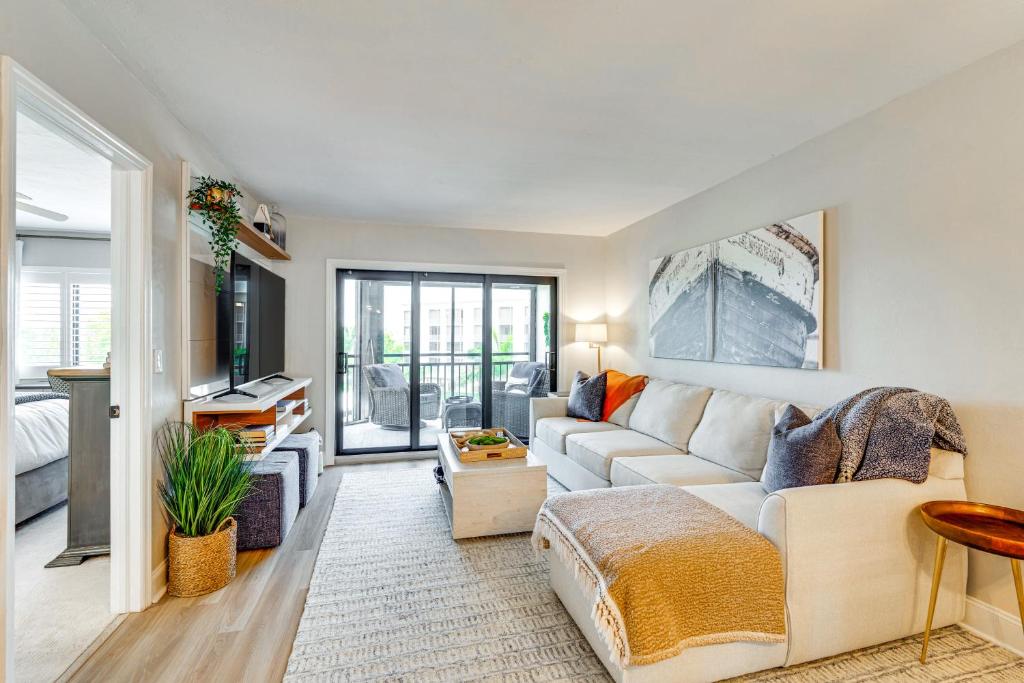 Less Than 1 Mi to Fort Myers Beach Bayfront Condo with Pool, Fort Myers Beach