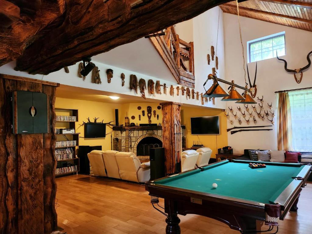 Cabana Oops Foisorul ascuns, Vama