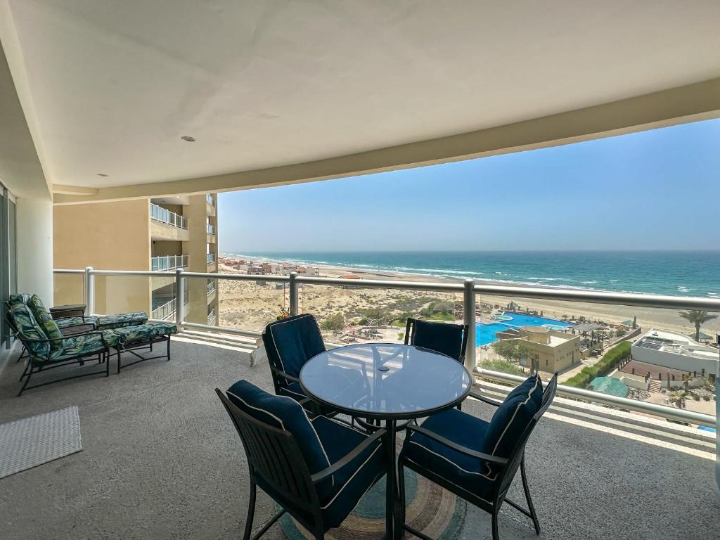 Waves & Relaxation Oceanfront 2BR Family Condo - 3