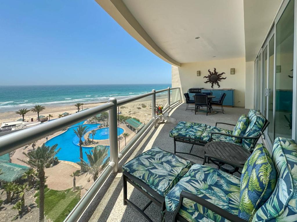 Waves & Relaxation Oceanfront 2BR Family Condo, Playa Encanto