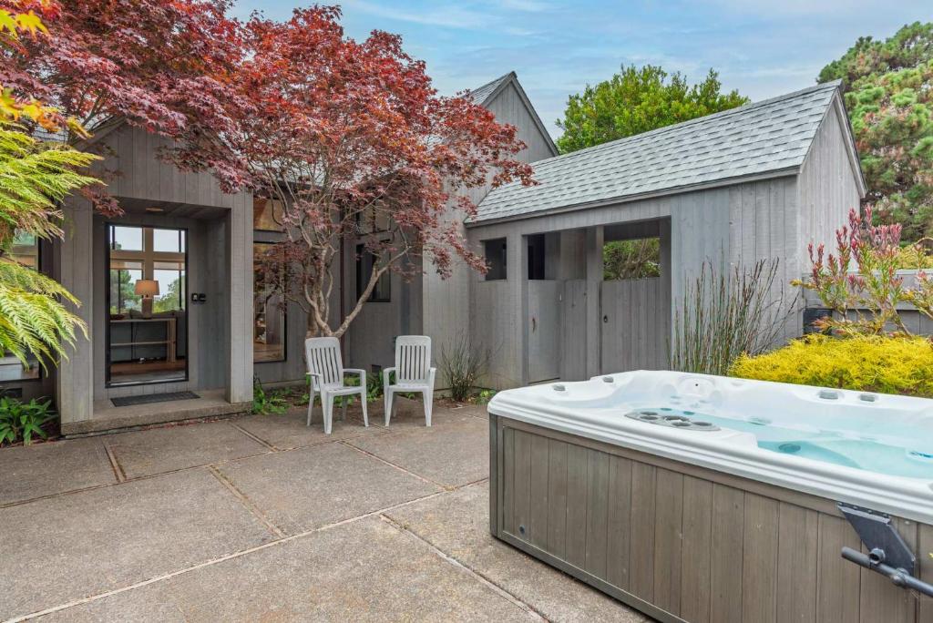 Soak in Bluff & Ocean Views at Blair with Hot Tub, Sea Ranch