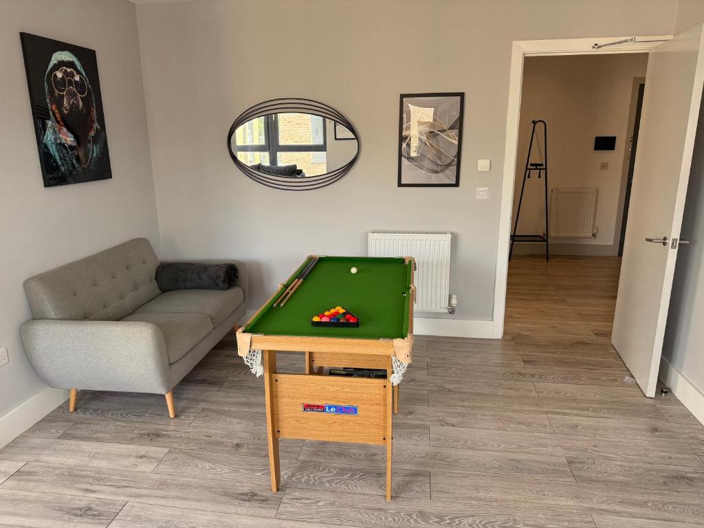 Stylish Spacious 5-Bed Duplex, Coulsdon