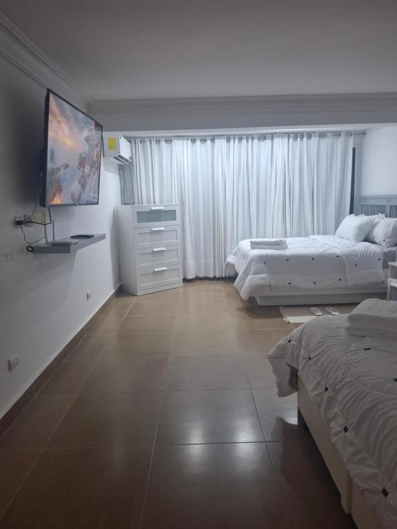 Spacious Condo with 2 queen beds in Sosua walking distance from everything, Sosúa