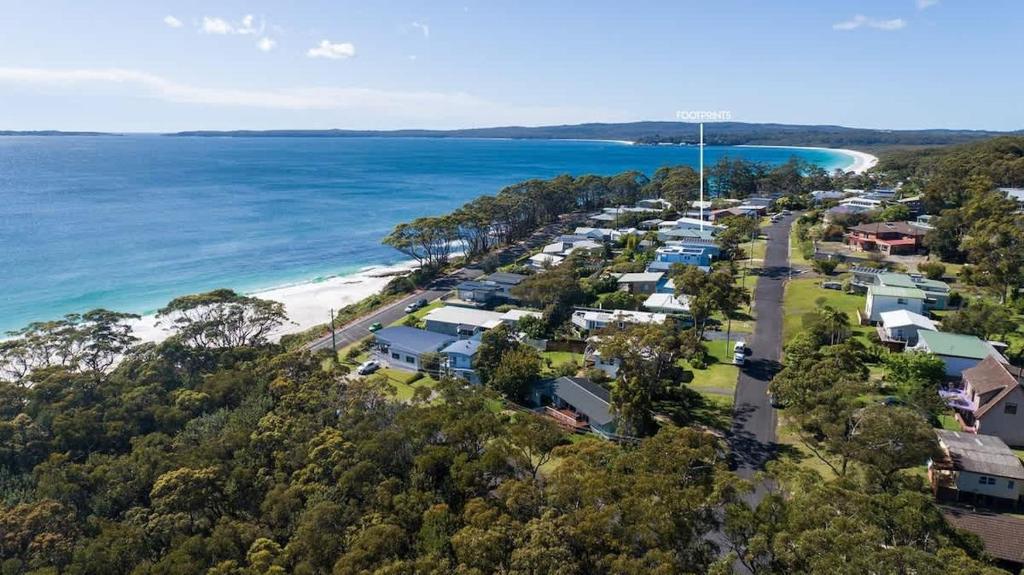 Footprints at Hyams Beach - 4BR home w. games room, Hyams Beach