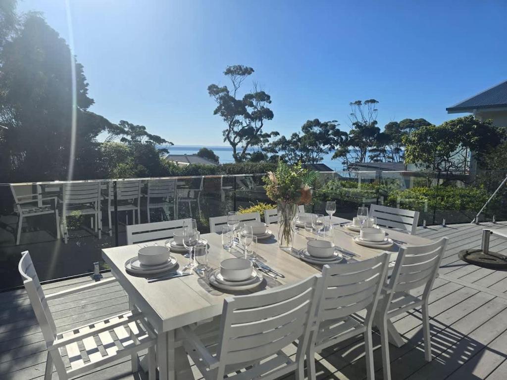 Fairwater - luxury 5 BR home with ocean views, Mollymook