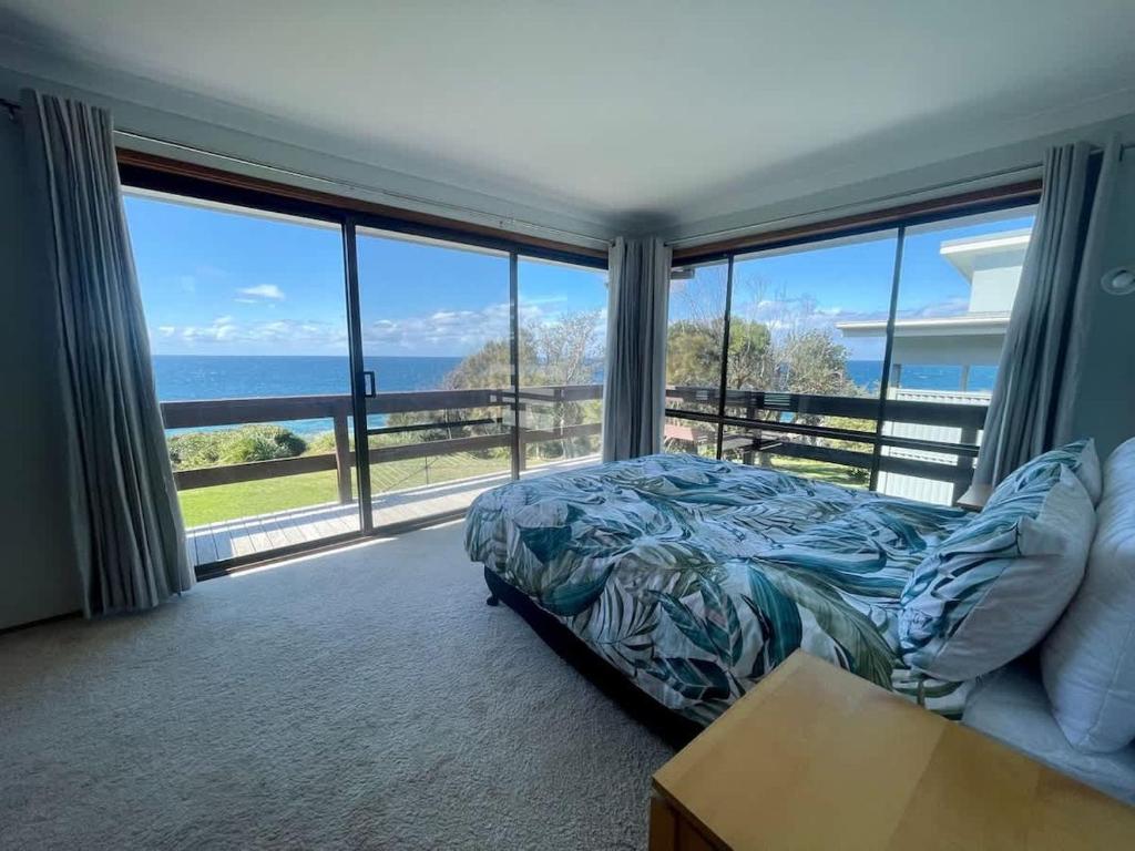 Stunning Clifftop Location - gorgeous ocean views, Mollymook