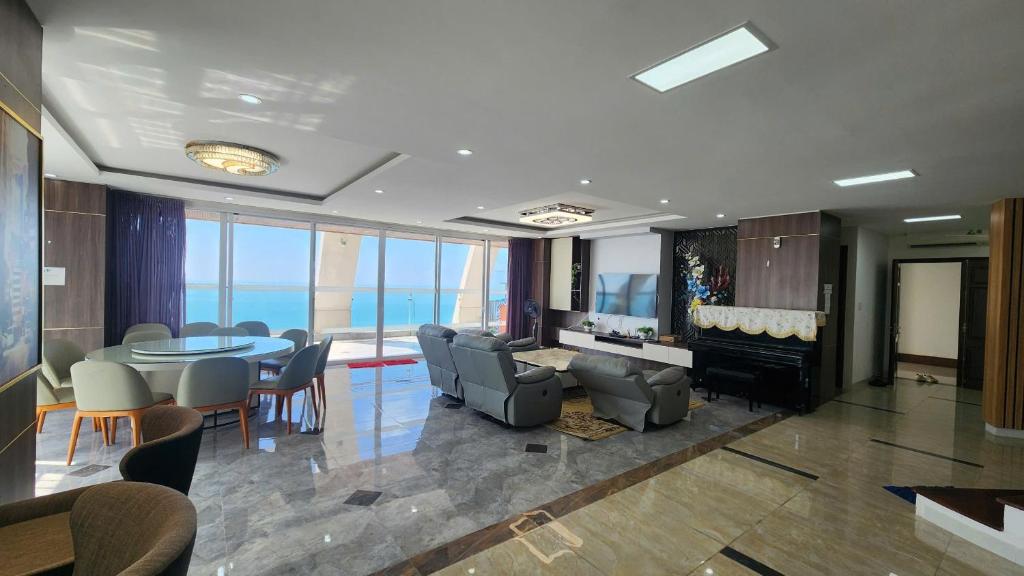 Shared lounge/TV area