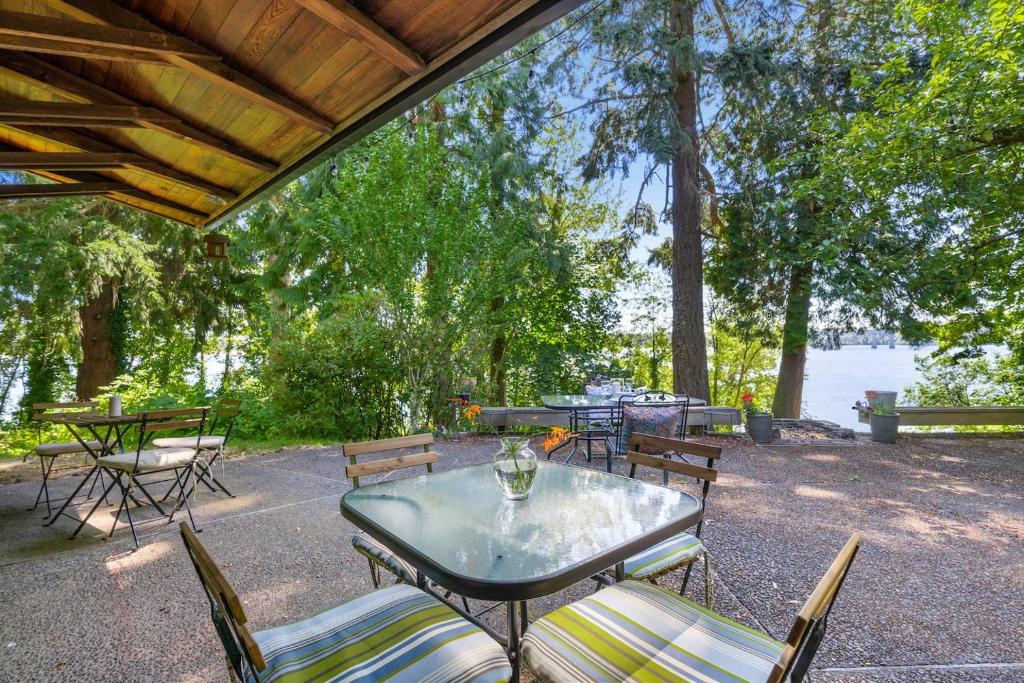 The Riverfront Retreat-woods Landing