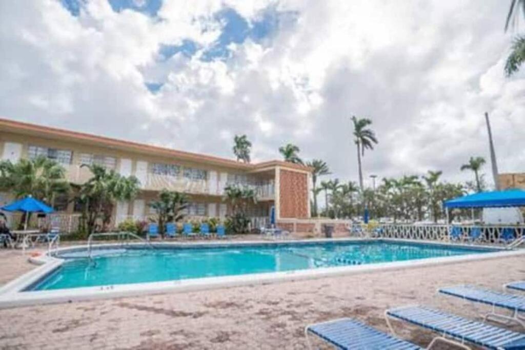 Studio, Pool, Near Beach, Shops, Wifi, Hallandale Beach