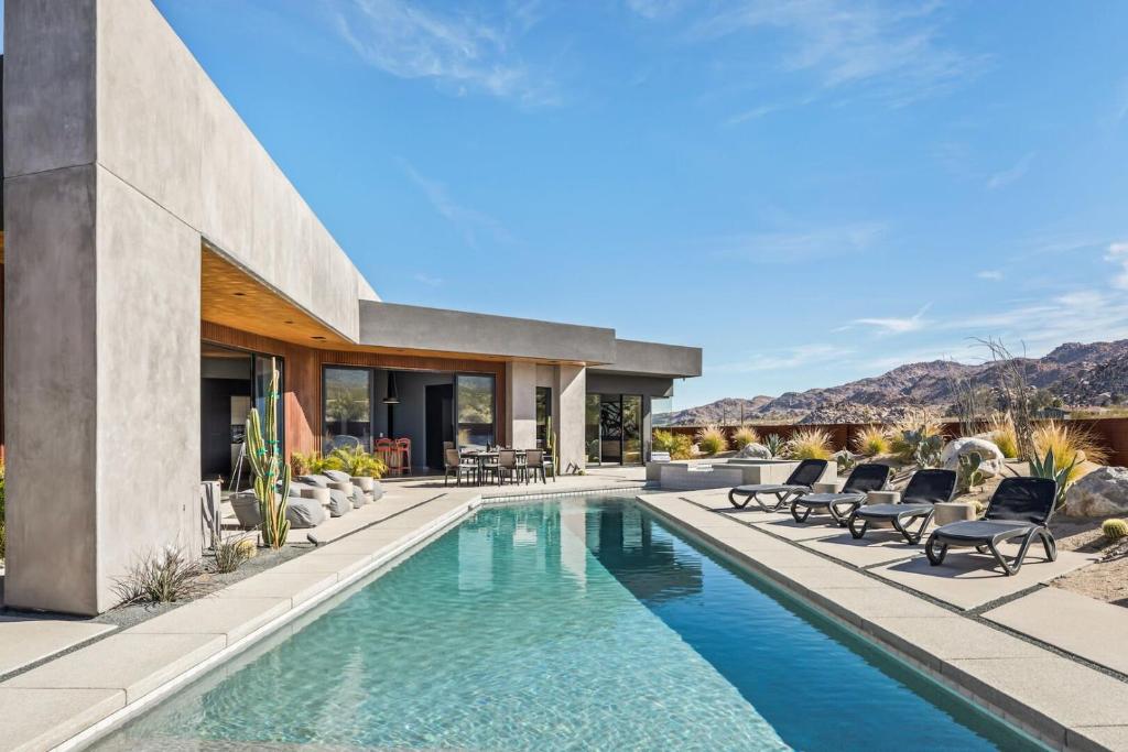 Cactus Cove by Fieldtrip 4bd villa w Pool Spa and Views, Joshua Tree