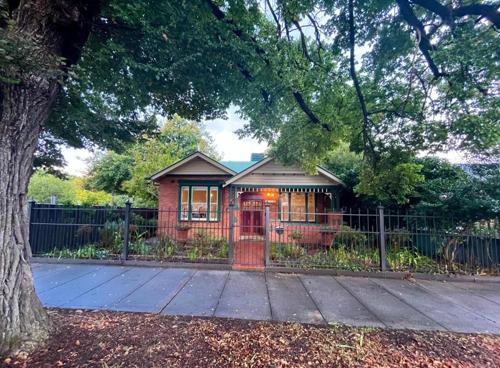 Kelpie Cottage, Luxe 1930s Stay in the Heart, Albury