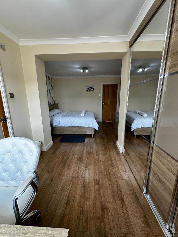 Spacious Ensuite Room With Garden View, Dagenham