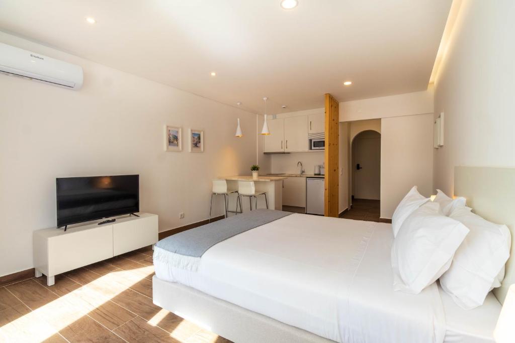 The Navigator - Ocean Heights, Olhos de Água