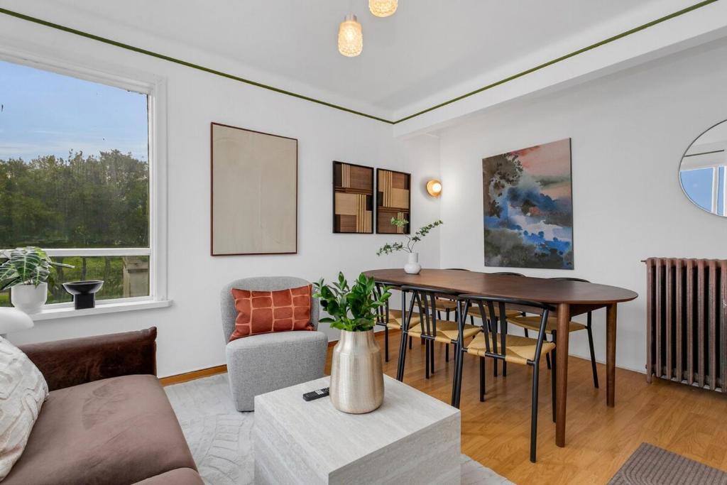 Bright & Spacious Stay for Families and Friends, Reykjavík