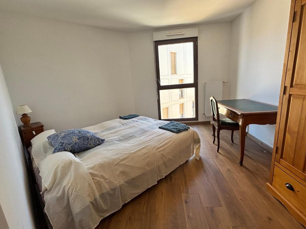 Private bedroom in a charming apartment on the banks of the Canal de l Ourcq - 3