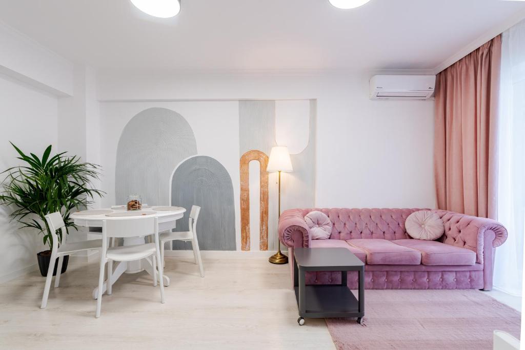 The Arch apartment, Voluntari