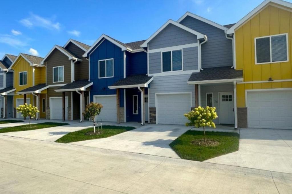 2 Beds, Built-in Office, Gated Entry, Council Bluffs