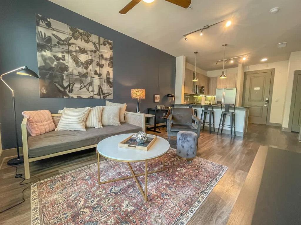 Boulevard Stays Dashing 1BR Suite Pool Parking Gym C, Richardson