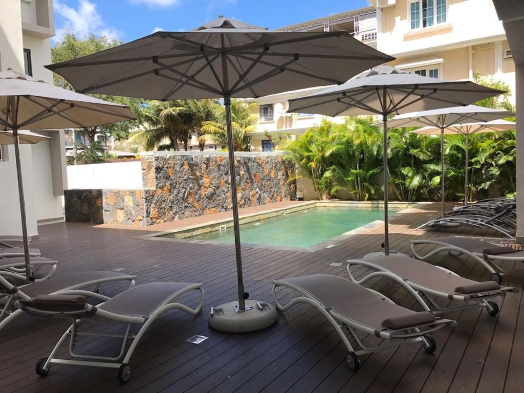 Modern flat with swimming pool close to the Beach, Mont Choisy